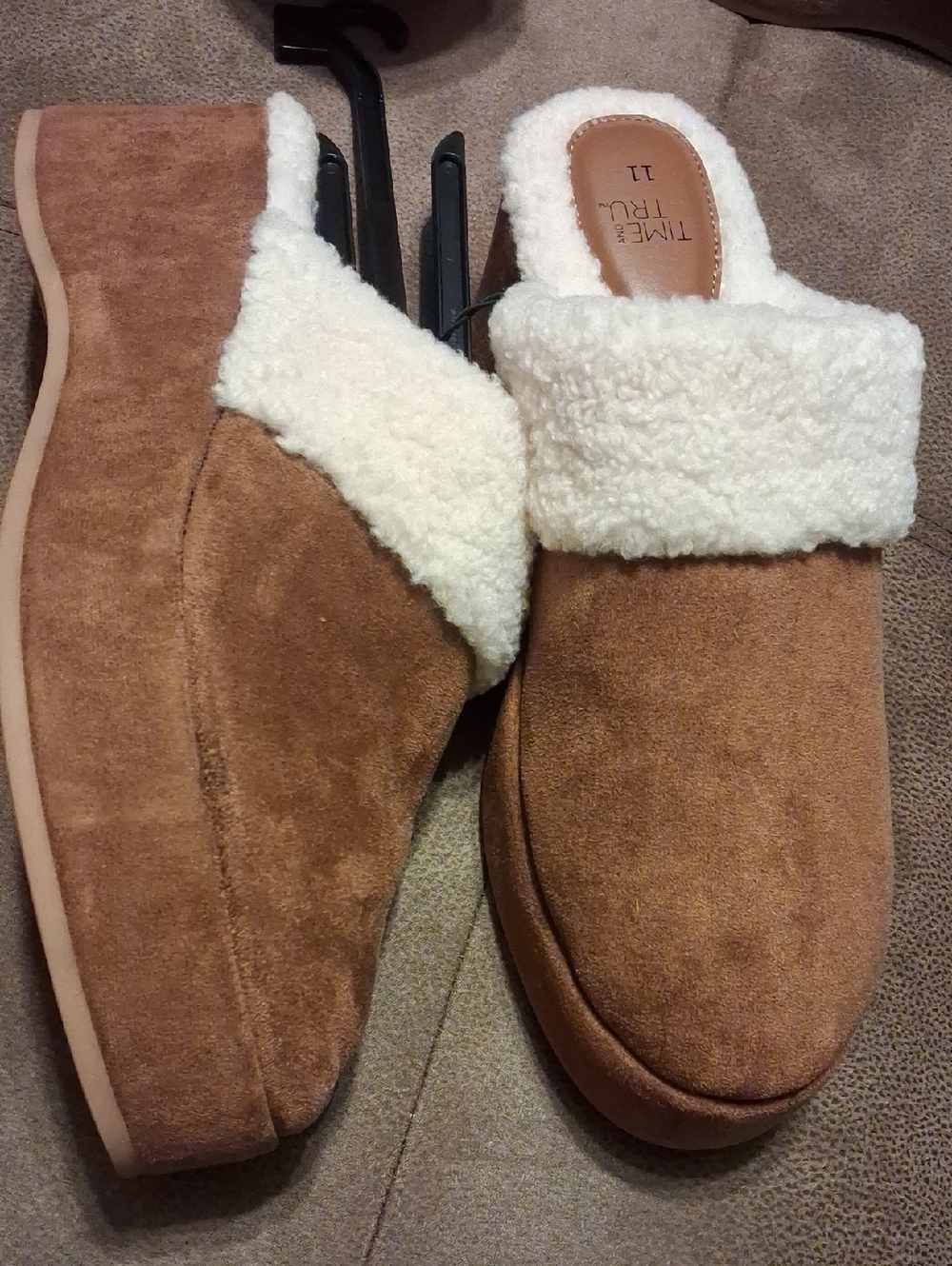 Time And Tru Faux Suede Clogs With Sherpa Lining Brown Size 11 - Picture 1 of 9